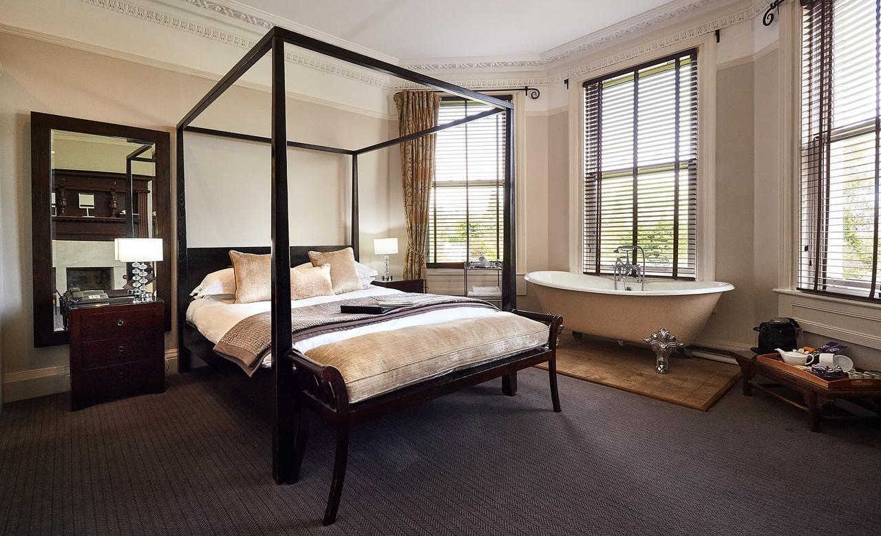 Kamer met Hemelbed en Uitzicht op de Stad