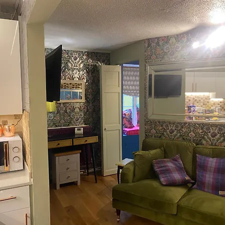 Quiet Lower Floor 2 Bed City Apartment With Private Patio Garden-3