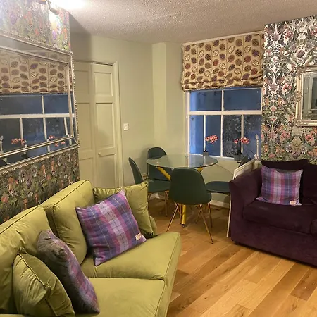 Quiet Lower Floor 2 Bed City Apartment With Private Patio Garden-2