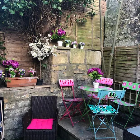 City Centre - Rivers Street, Quiet 2 Bed Ground Floor Georgian Garden Apartment-2